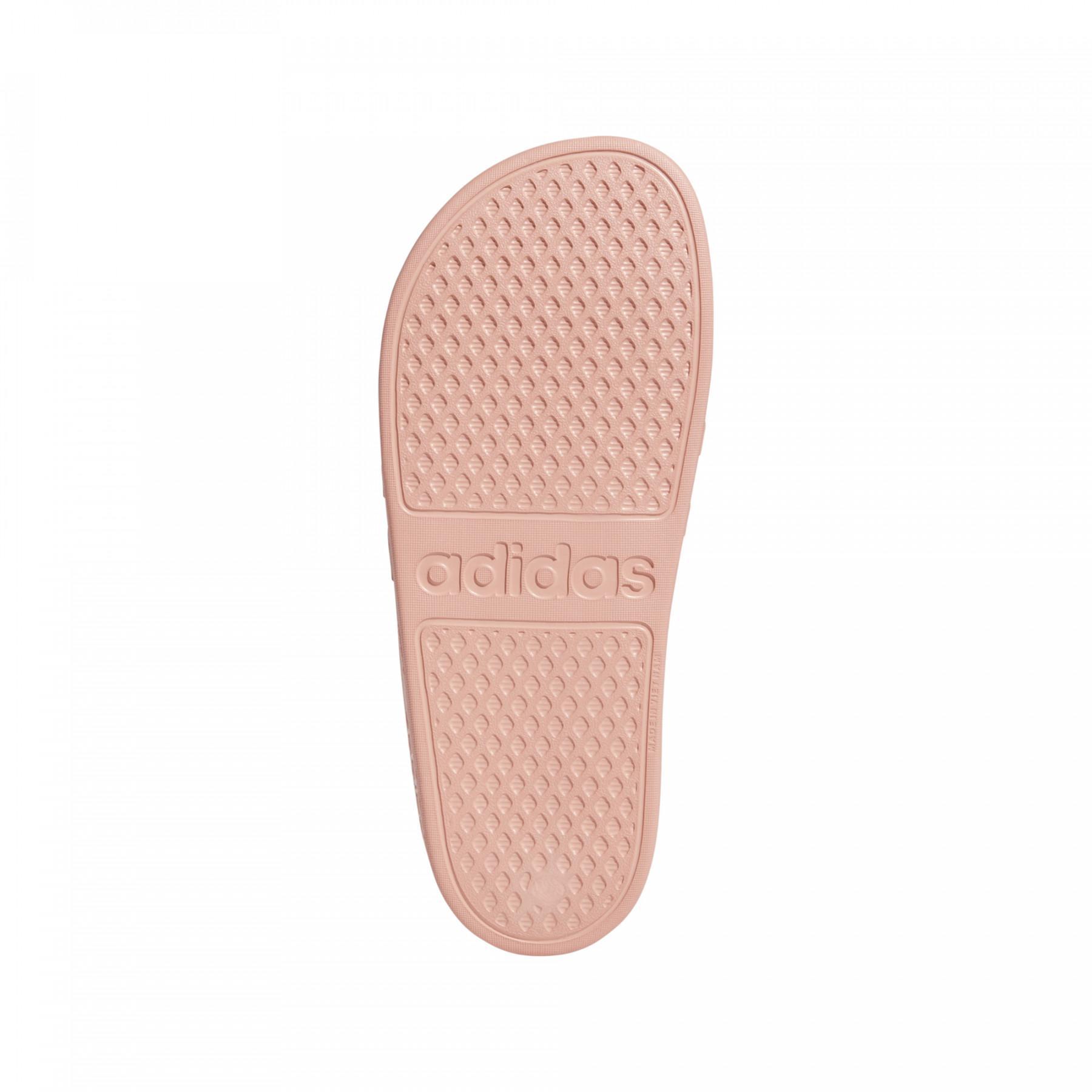 O flip-flop feminino adidas Adilette Aqua